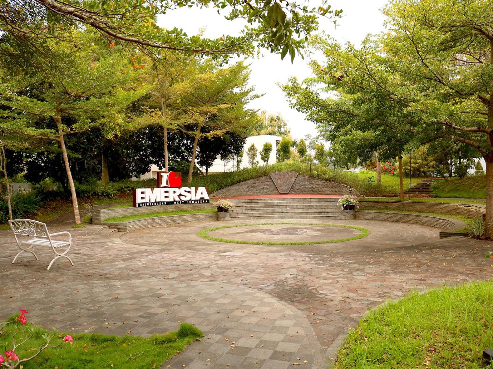 Emersia Hotel & Resort Batusangkar Exterior photo