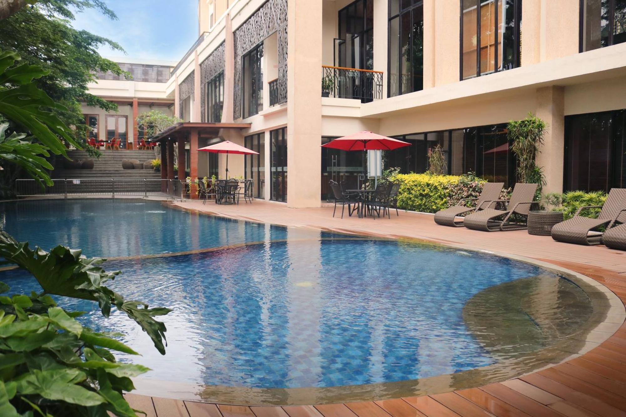 Emersia Hotel & Resort Batusangkar Exterior photo